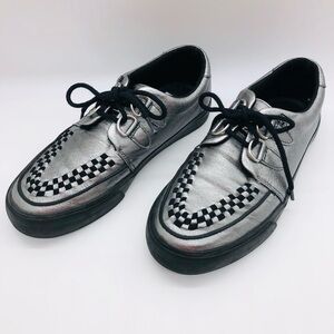 T U K BOYS SILVER AND BLACK LACED SHOES SIZE 4